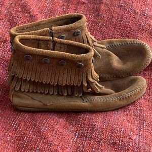 Minnetonka Booties Sz  7.5